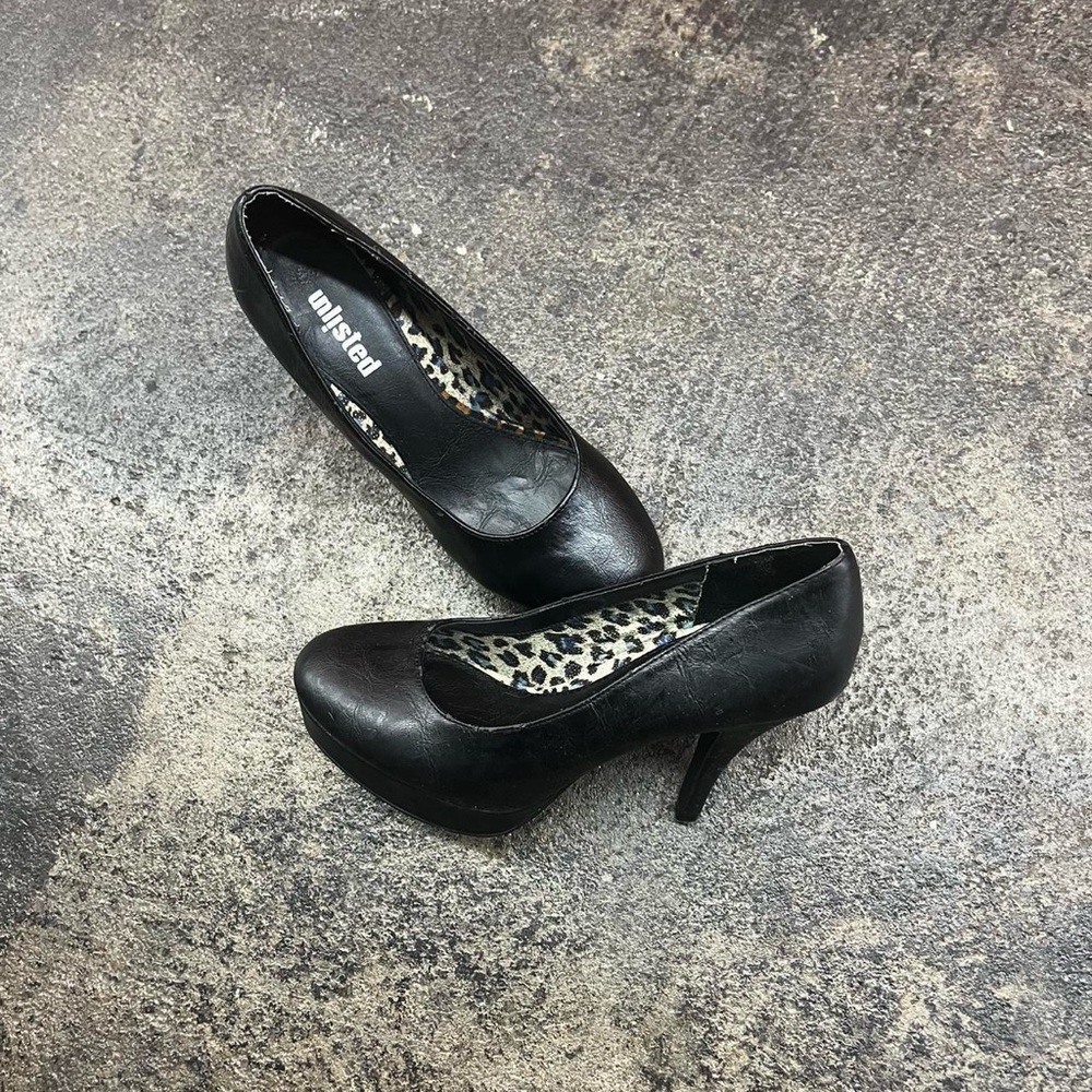 Cute 2000’s Mall Goth Black leather platform heels with leopard print lining